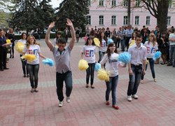 Насамкінець пролунала весела пісня у виконанні студентів першого курсу, яку доповнив запальний танець